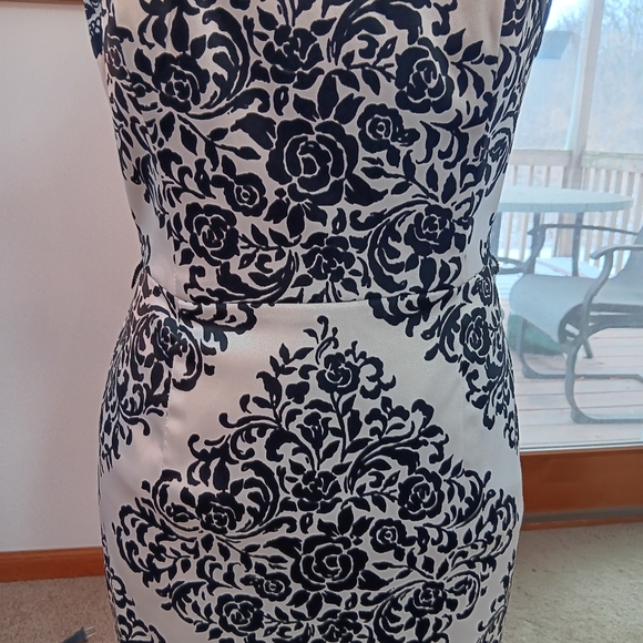 White House Black Market Black White Strapless Satin Wiggle Dress NWOT Size 0/XS - Picture 4 of 4